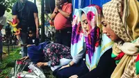 Keluarga ziarah ke makam Julia Perez jelang Ramadan. (Instagram/juliaperrezz)