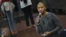Penyanyi Marcell saat latihan untuk konser "3 Dekade Cinta Chrisye" di kawasan Fatmawati, Jakarta, Jumat (26/8). Konser ini akan melibatkan beberapa artis lintas generasi. (Liputan6.com/Herman Zakharia)