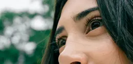 Permukaan kulit di sekitar hidung sering mengalami kombinasi produksi minyak (Sumber: Pexels.com)