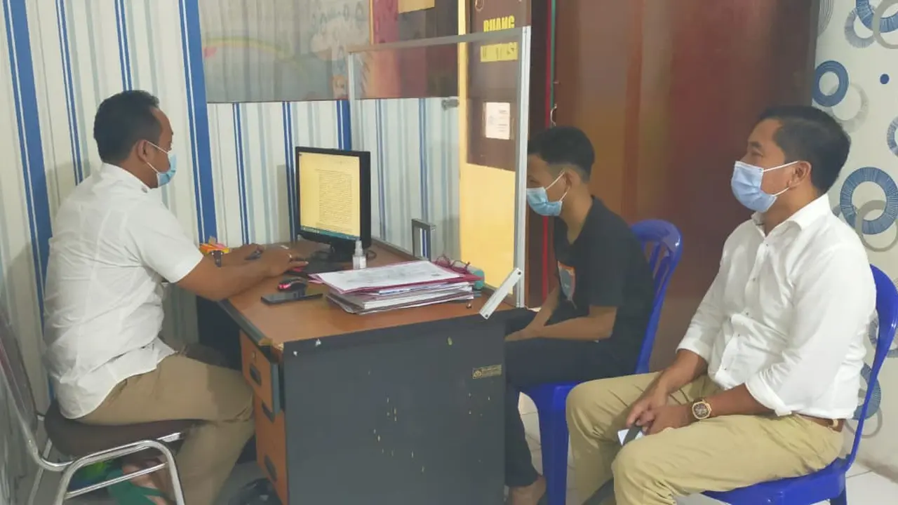 Tersangka pencabulan KN (14 th) diperiksa di Mapolresta Banyumas. (Foto: Liputan6.com/Humas Polres Banyumas)