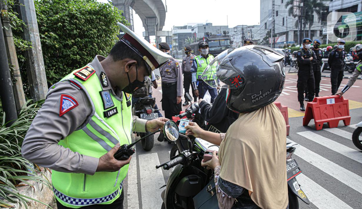 Petugas polisi mengecek dokumen pengendara saat penyekatan ruas Jalan Simatupang mengarah ke Fatmawati, Jakarta, Sabtu (10/7/2021). Penambahan titik penyekatan jalan untuk mempertegas bahwa Jakarta masih masa PPKM Darurat. (Liputan6.com/Faizal Fanani)