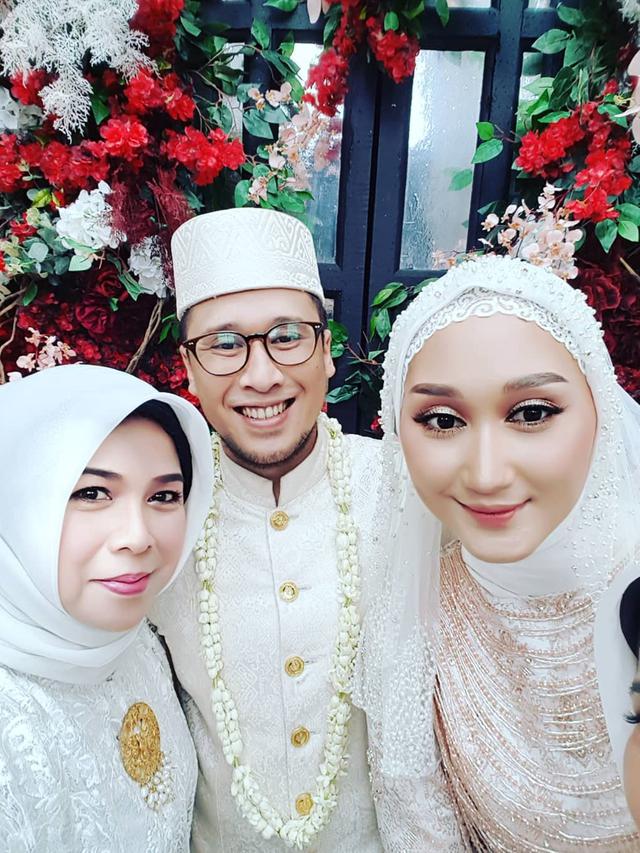 6 Potret Tampan Sandy Nasution, Suami Dian Pelangi