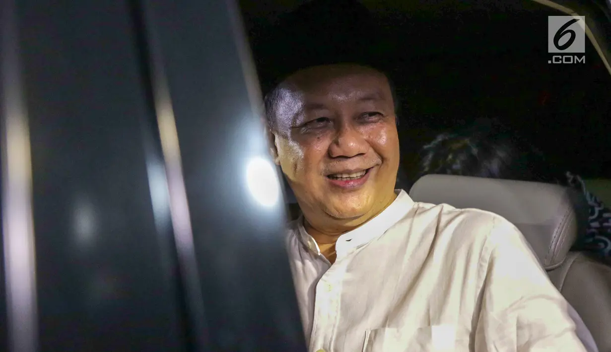 Mantan Kepala BPPN, Syafruddin Arsyad Temenggung tersenyum saat meninggalkan rumah tahanan KPK, Jakarta, Selasa (7/9/2019). Sebelumnya, Mahkamah Agung mengabulkan permohonan kasasi yang diajukan Syafruddin Arsyad Temenggung dalam kasus korupsi SKL BLBI. (Liputan6.com/Helmi Fithriansyah)