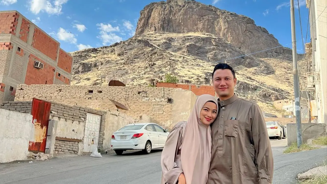 6 Outfit Titi Kamal Saat Umrah Bersama Christian Sugiono, Anggun dalam Balutan Gamis hingga Cadar