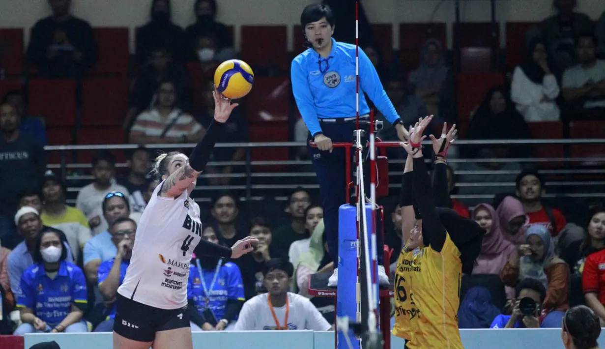 Pemain Jakarta BIN, Fernanda Davis Tome (kiri) melakukan spike ke arah pemain Bandung Bjb Tandamata pada laga Final Four PLN Mobile Proliga 2023 yang berlangsung di GOR Jatidiri, Semarang, Jawa Tengah, Sabtu (04/03/2023) malam WIB. Jakarta BIN menang tiga set langsung dengan skor 30-28, 26-24, dan 25-15. (Dok. Proliga 2023)