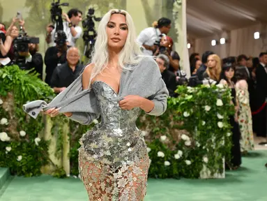 Sosialita sekaligus bintang reality show AS Kim Kardashian tiba menghadiri acara Met Gala 2024 di Metropolitan Museum of Art, New York, Senin (6/5/2024). (Angela Weiss / AFP)