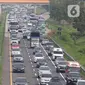 Kendaraan pemudik melintas saat penerapan kebijakan jalur satu arah atau one way di ruas Jalan Tol Cikopo-Palimanan, Subang, Jawa Barat, Jumat (29/4/2022). Kepadatan kendaraan pemudik masih terlihat di beberapa titik, meskipun kebijakan one way telah dilakukan sejak pagi hari Jumat ini dimulai dari KM 47 sampai KM 414 Tol Kalikangkung. (Liputan6.com/Herman Zakharia)