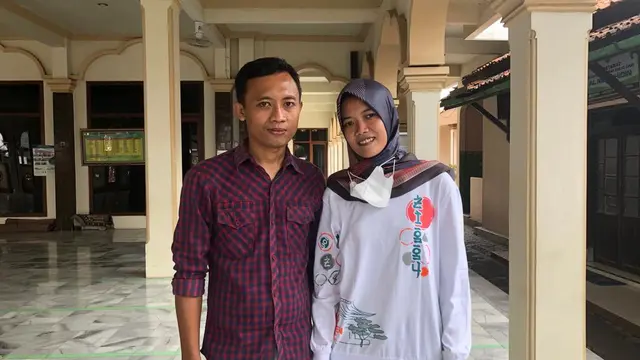 Ikwanto, orang yang pernah mengalami kusta bersama isrtinya, Liyah saat ditemui di Indramayu (6/7/2022). (Foto:Liputan6.com/Ade Nasihudin).