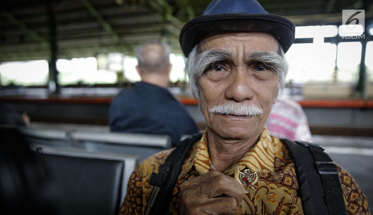 Seorang penumpang menunjukan pin garuda di Stasiun Gambir, Jakarta, Kamis (1/6). Dalam rangka memperingati HUT Pancasila PT KAI Daop 1 memberikan pin dan bendera merah putih kepada penumpang kereta api. (Liputan6.com/Faizal Fanani)