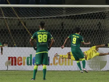 Striker Persebaya Surabaya, Samsul Arif (kedua dari kanan) melakukan eksekusi penalti yang berbuah gol kedua timnya ke gawang Persik Kediri dalam laga Grup C Piala Menpora 2021 di Stadion Si Jalak Harupat, Bandung, Selasa (23/3/2021). Persebaya menang 2-1 atas Persik. (Bola.com/M Iqbal Ichsan)