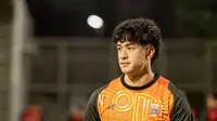Kiper baru Persija Jakarta, Cyrus Margono saat berlatih menjelang laga lanjutan BRI Super League 2025/2026 melawan PSM Makassar di lapangan latih Jakarta International Stadium, Jakarta, Kamis (19/02/2026). (Bola.com/Nur Iman Ali)