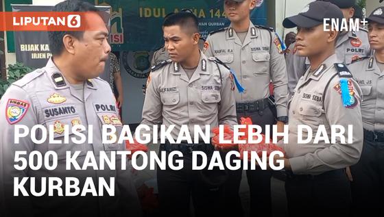 VIDEO: Polisi di Duren Sawit Bagikan Daging Kurban ke Petugas yang Bekerja Saat Cuti Bersama