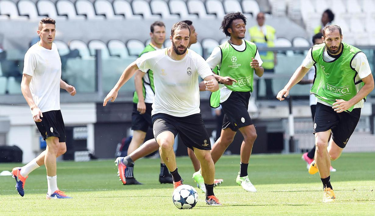 Striker Juventus, Gonzalo Higuain, menggiring bola saat latihan jelang laga final Liga Champions di Stadion Juventus, Turin, Senin (29/5/2017). Juventus akan berhadapan dengan Real Madrid pada laga final. (EPA/Alessandro Di Marco)