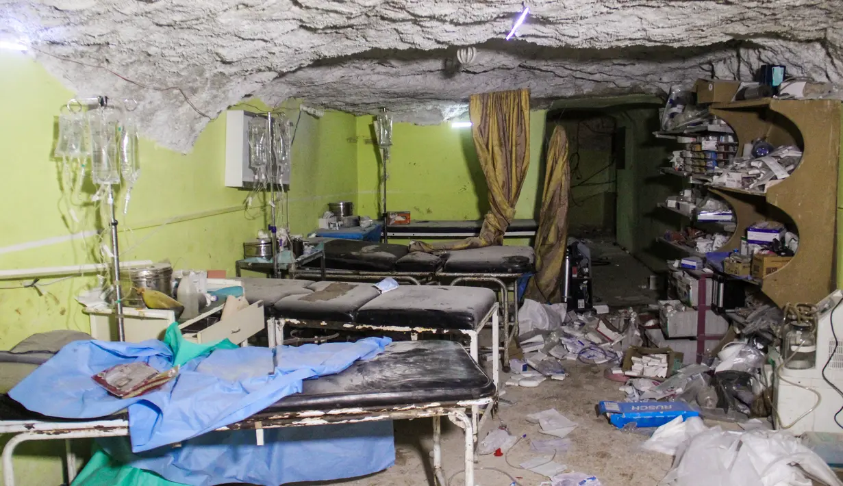 Sebuah rumah sakit di wilayah barat laut Suriah, dihantam roket ketika para petugas medis sedang merawat korban serangan kimia, Selasa (4/4). Serangan roket terhadap rumah sakit ini menghancurkan sebagian bangunannya. (Omar haj kadour/AFP)