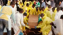 Peti jenazah korban banjir dan tanah longsor saat dimakamkan di sebuah pemakaman di Sierra Leone, Freetown, (17/8). Pemerintah setempat telah mengubur 350 orang yang tewas akibat musibah tersebut. (AP Photo/Kabba Kargbo)