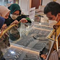 Pelanggan melihat perhiasan emas yang tersusun dalam etalase di Galeri 24, Jakarta, Selasa (13/9/2022). Selain emas batangan, Antam juga menjual bentuk lain seperti koin dinar, dirham, maupun emas koleksi lainnya. (Liputan6.com/Angga Yuniar)