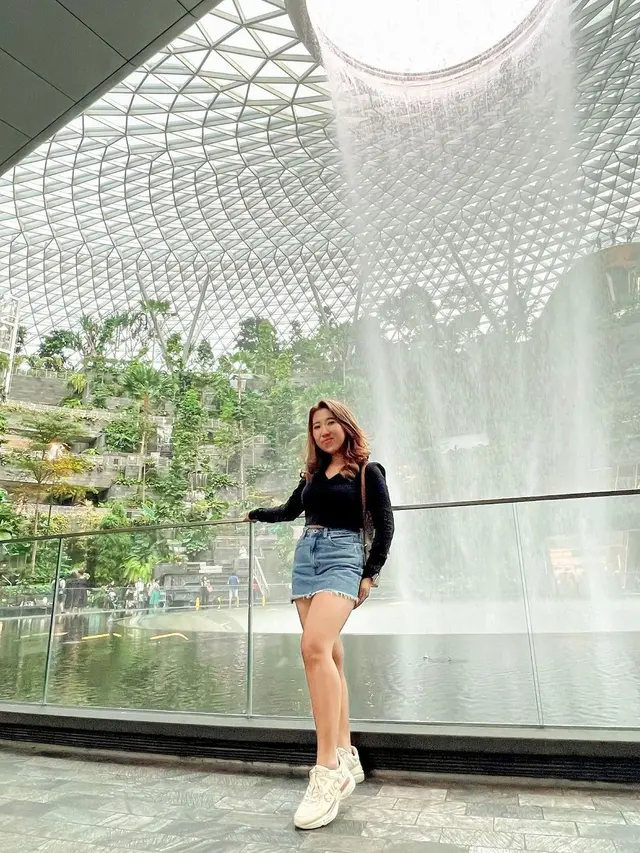 7 Momen Liburan Kiky Saputri di Singapura, Penampilannya Curi Perhatian