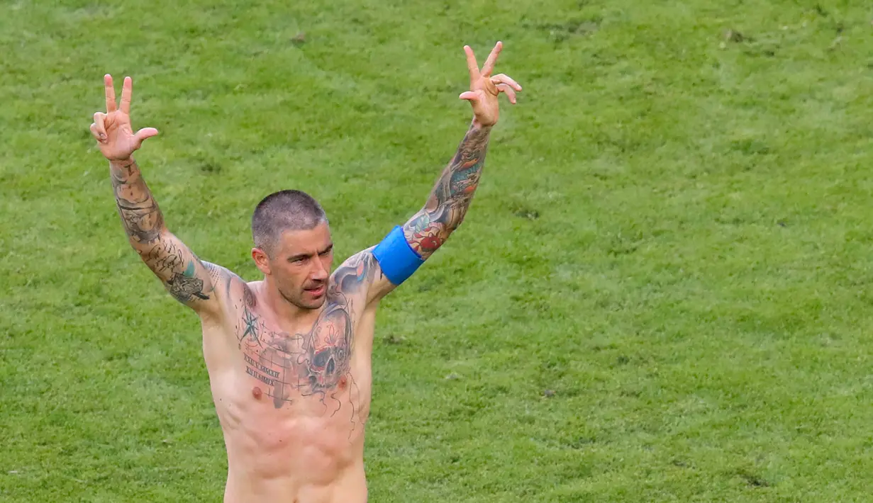 Pemain Serbia, Aleksandar Kolarov memamerkan salam tiga jari usai pertandingan antara Serbia dan Kosta Rika pada Piala Dunia 2018 di Samara Arena, Samara, Rusia, Minggu (17/6). (AP Photo/Vadim Ghirda)