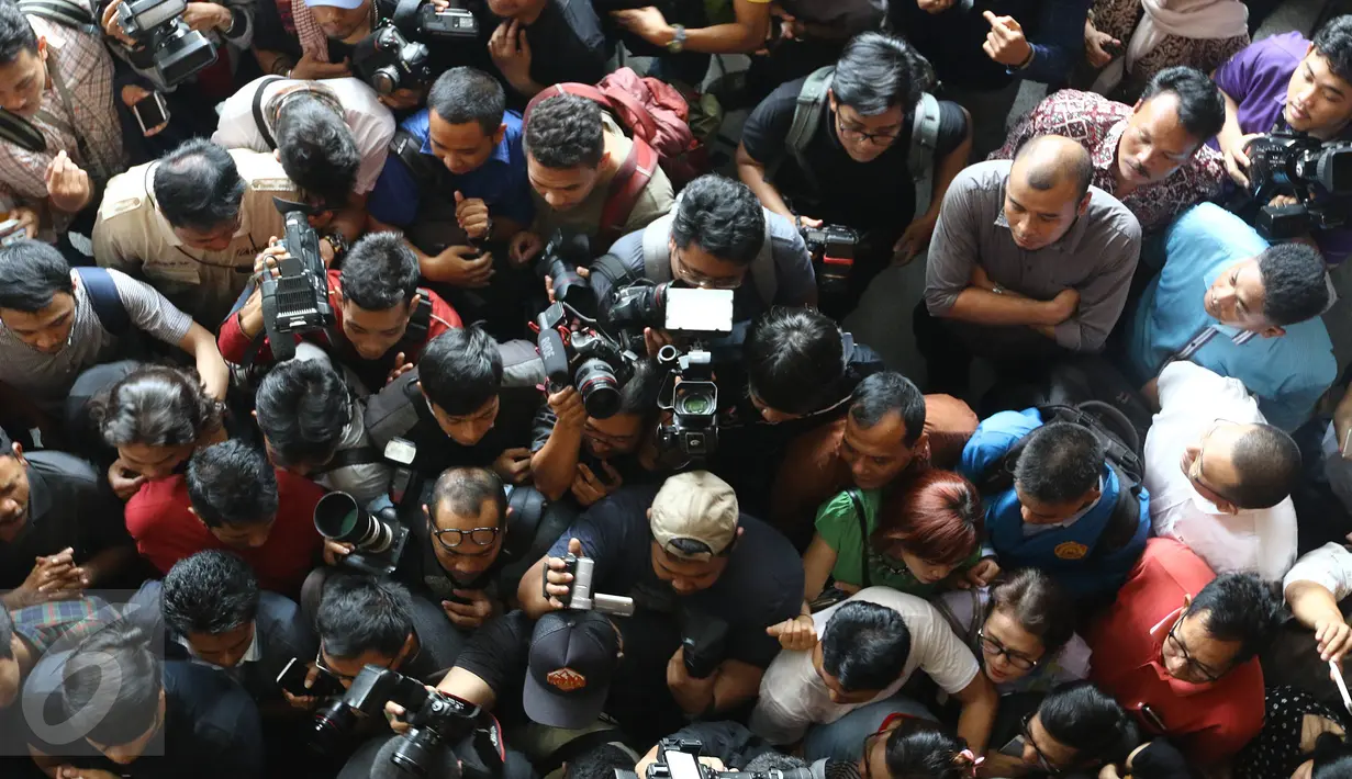 Pengunjung dan awak media berdesakan di depan pintu masuk ruang Sidang Vonis Jesicca, di PN Jakarta Pusat,Kamis (27/10). Petugas juga memeriksa isi tas pengunjung sidang. (Liputan6.com/Helmi Affandi)