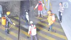Petugas menyemprotkan larutan disinfektan kepada penumpang yang turun di Stasiun Kereta Api (KA) Tawang, Semarang, Sabtu (28/3/2020). Selain sterilisasi, petugas juga melakukan pencatatan penumpang yang turun untuk data pengawasan guna menekan penularan Virus Corona (COVID-19) (Liputan6.com/Gholib)