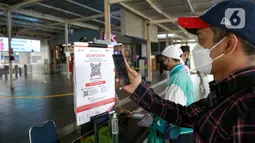 Calon penumpang KRL memindai kode batang melalui aplikasi PeduliLindungi di Stasiun Manggarai, Jakarta, Selasa (7/9/2021). PT KAI Commuter melakukan uji coba penggunaan aplikasi PeduliLindungi bagi pengguna KRL di 11 stasiun, diantaranya Stasiun Manggarai dan Depok. (Liputan6.com/Faizal Fanani)