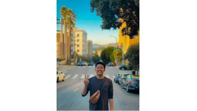 Ia juga berjalan-jalan mengunjungi tempat indah, salah satunya San Francisco.