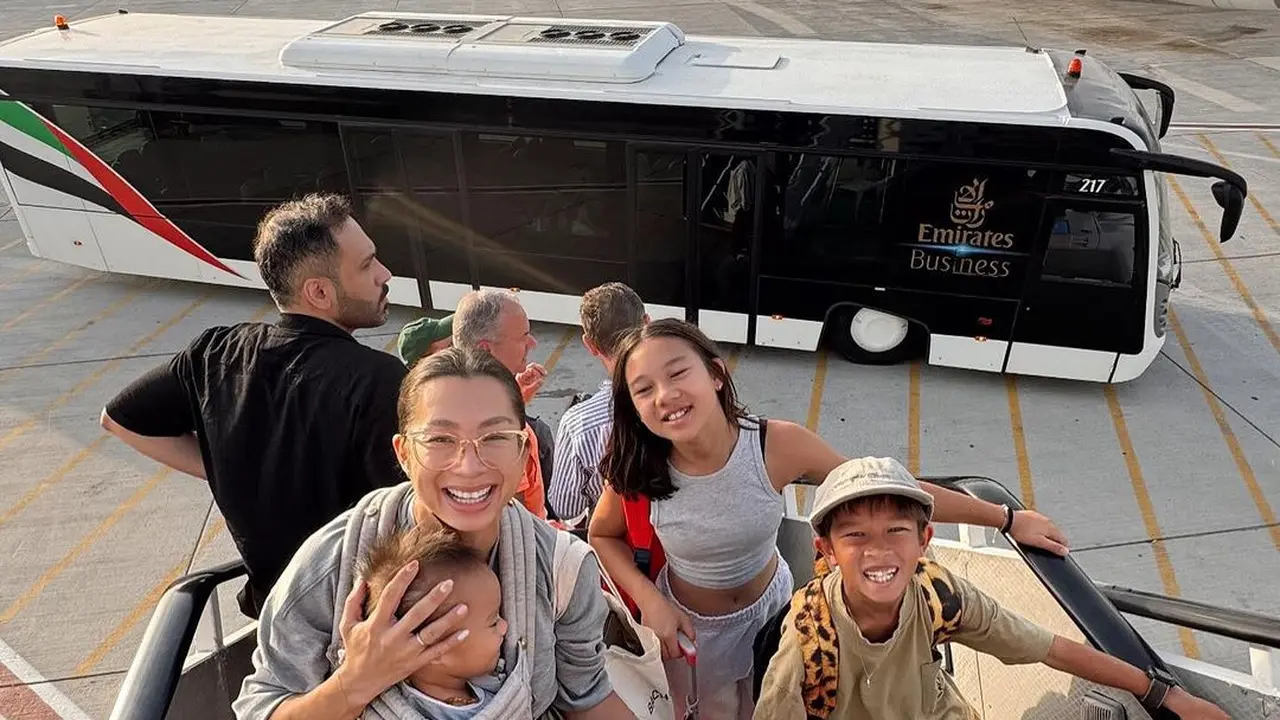 Potret Jennifer Bachdim bersama 4 anaknya liburan ke London (Sumber: Instagram/@jenniferbachdim)