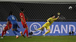 Pemain Timnas Italia U-20, Cesare Casadei (dua kiri), berhasil menjebol gawang Korea Selatan U-20 yang dija ga oleh, Kim Joon-hong (kanan) dalam pertandingan semifinal Piala Dunia U-20 2023 yang digelar di Estadio Unico Diego Maradona, La Plata, Jumat (9/6/2023) pagi WIB. (AFP/Luis Robayo)