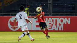 Penyerang timnas Timor Leste U-23, Feliciano Pinheiro Goncalves (kanan) menahan bola saat laga melawan Brunei Darussalam di kualifikasi grup H Piala Asia 2016 di Stadion GBK Jakarta, (31/3/2015). Timor Leste unggul 3-0. (Liputan6.com/Helmi Fithriansyah)