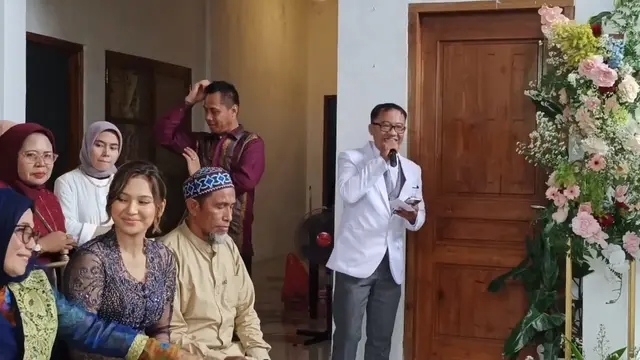 Indah Permatasari dan Nursyah sang ibu duduk bersebelahan ketika lamaran Sinta Mutiara (Foto: Youtube Nursyah Garden)