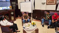 Para siswa SMA di Surabaya biasa sowan ke Wali Kota Surabaya Tri Rismaharini sebelum pengelolaan SMA/SMK diambil alih Pemprov Jatim. (Liputan6.com/Dian Kurniawan)