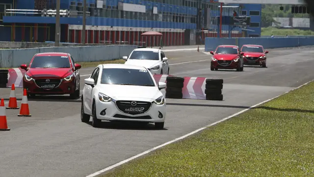 Aksi All New Mazda2 Libas Sirkuit Sentul