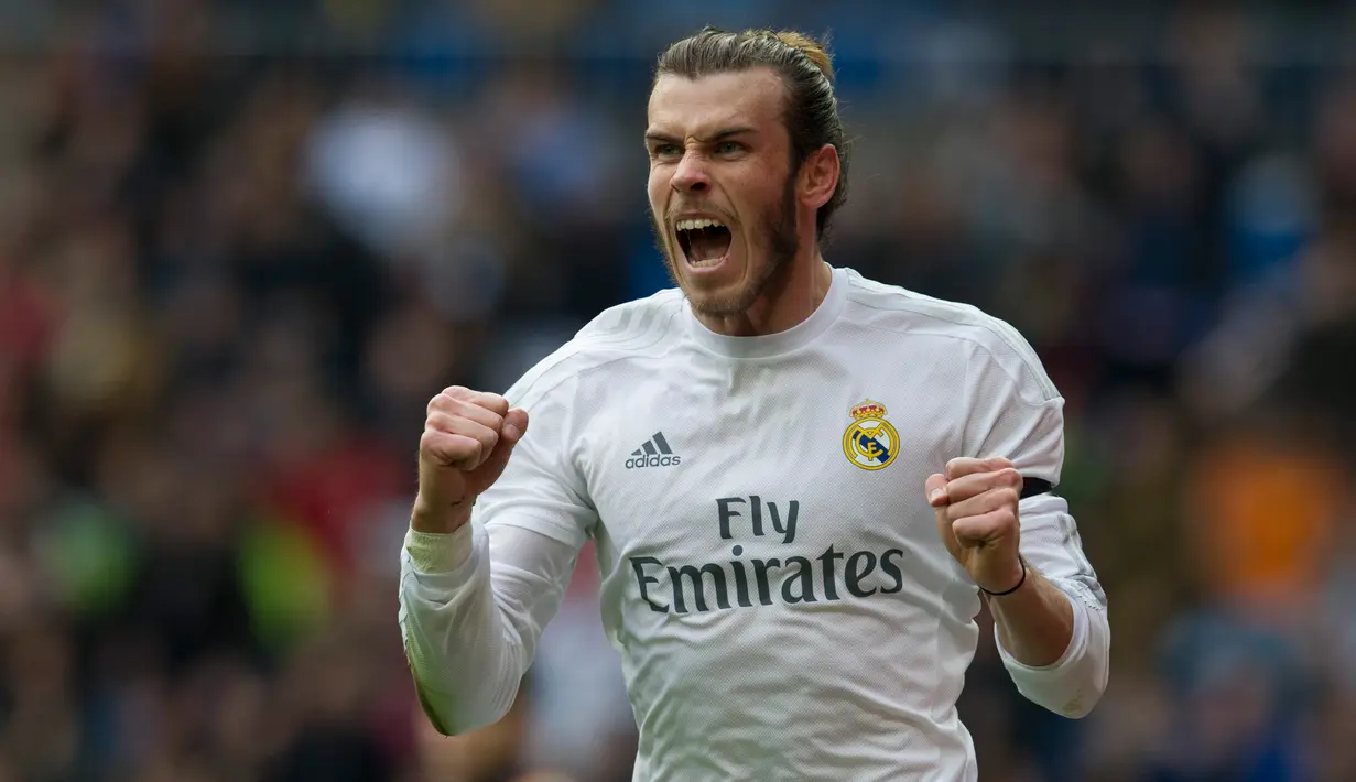Penyerang Real Madrid, Gareth Bale melakukan selebrasi usai mencetak gol kegawang Rayo Vallecano pada lanjutan liga Spanyol di Santiago Bernabeu (20/12). Real Madrid menang telak atas Rayo Vallecano dengan skor 10-2. (AFP/curto DE LA TORRE)