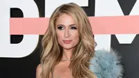 Aktris Paris Hilton berpose saat tiba di pemutaran perdana Los Angeles "Demi Lovato: Simply Complicated" di Teater Fonda, Los Angeles, California (11/10). Paris Hilton tampil dengan gaun seksi berwarna biru. (Photo by Chris Pizzello/Invision/AP)