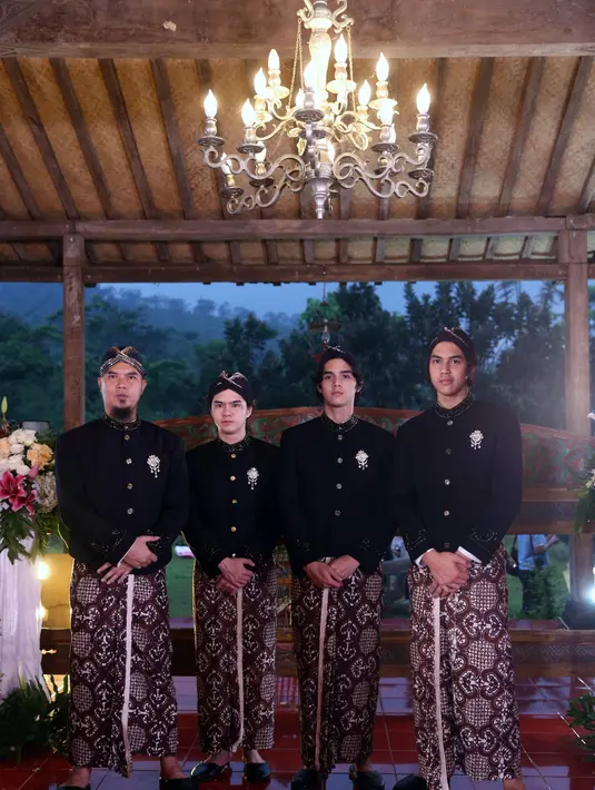 Selasa, (10/1) Ahmad Dhani dan Mulan Jameela baru saja menggelar acara Tedak Siten bagi putra keempatnya. Usia tujuh bulan yang berhak untuk terun tanah. (Nurwahyunan/Bintang.com)