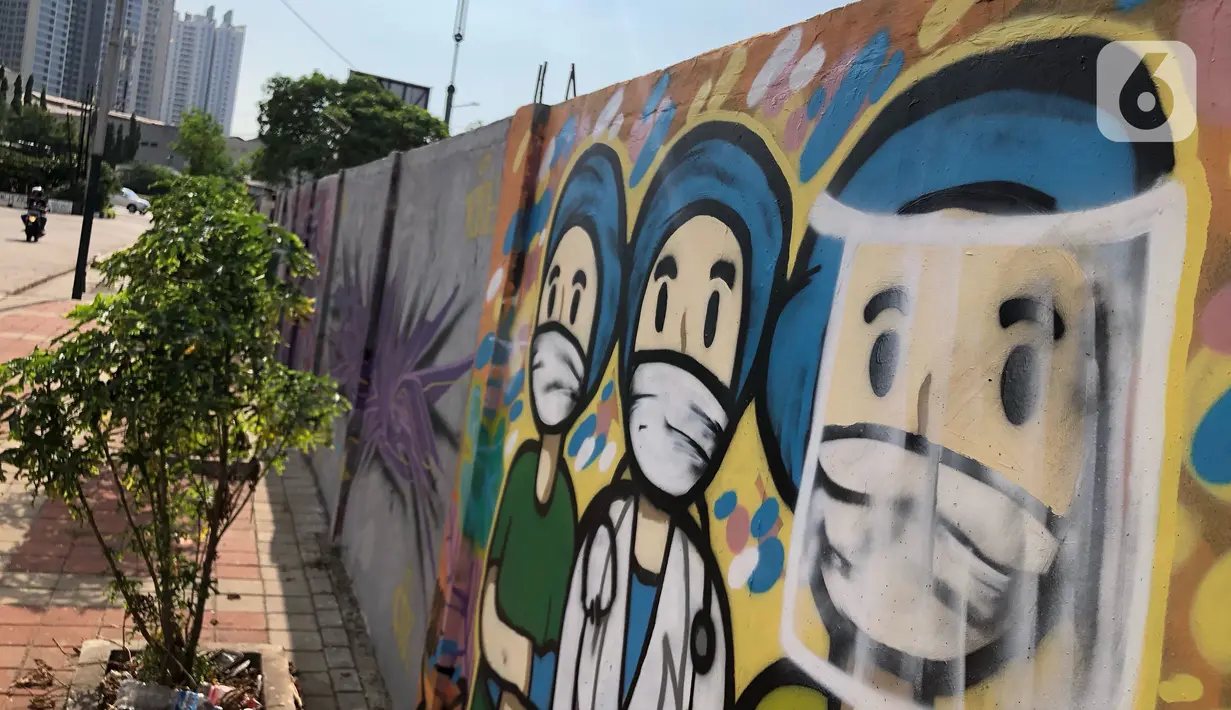 Mural bertema pandemi virus corona COVID-19 menghiasi tembok di kawasan Sunter, Jakarta, Selasa (2/6/2020). Mural tersebut dibuat sebagai wujud dukungan terhadap tenaga medis serta masyarakat agar tetap semangat menghadapi pandemi COVID-19. (Liputan6.com/Immanuel Antonius)