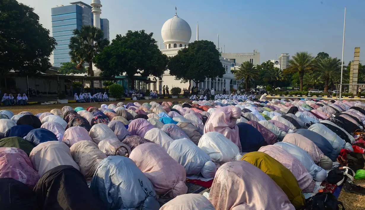 Umat Islam melaksanakan Shalat Istisqa di halaman Mesjid Al Azhar, Jakarta, Selasa, 1 September 2026. (KLY/ Arie Basuki).