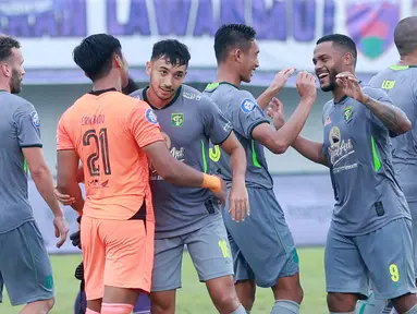 Bertandang ke Persita Tangerang, Persebaya Surabaya sukses menghancurkan tuan rumah dengan skor telak 5-0 dalam laga lanjutan BRI Liga 1 2022/2023 pekan ke-18 di Stadion Indomilk Arena, Tangerang, Rabu (18/1/2023) sore WIB. Dua pemain Timnas Indonesia di kubu Bajul Ijo menjadi bintang dengan menyumbang tiga gol di antaranya, yaitu Marselino Ferdinan yang mencetak dua gol, serta Rizky Ridho dengan satu gol. Dua gol tim tamu lainnya dicetak Paulo Victor dan Sho Yamamoto. (Bola.com/M Iqbal Ichsan)