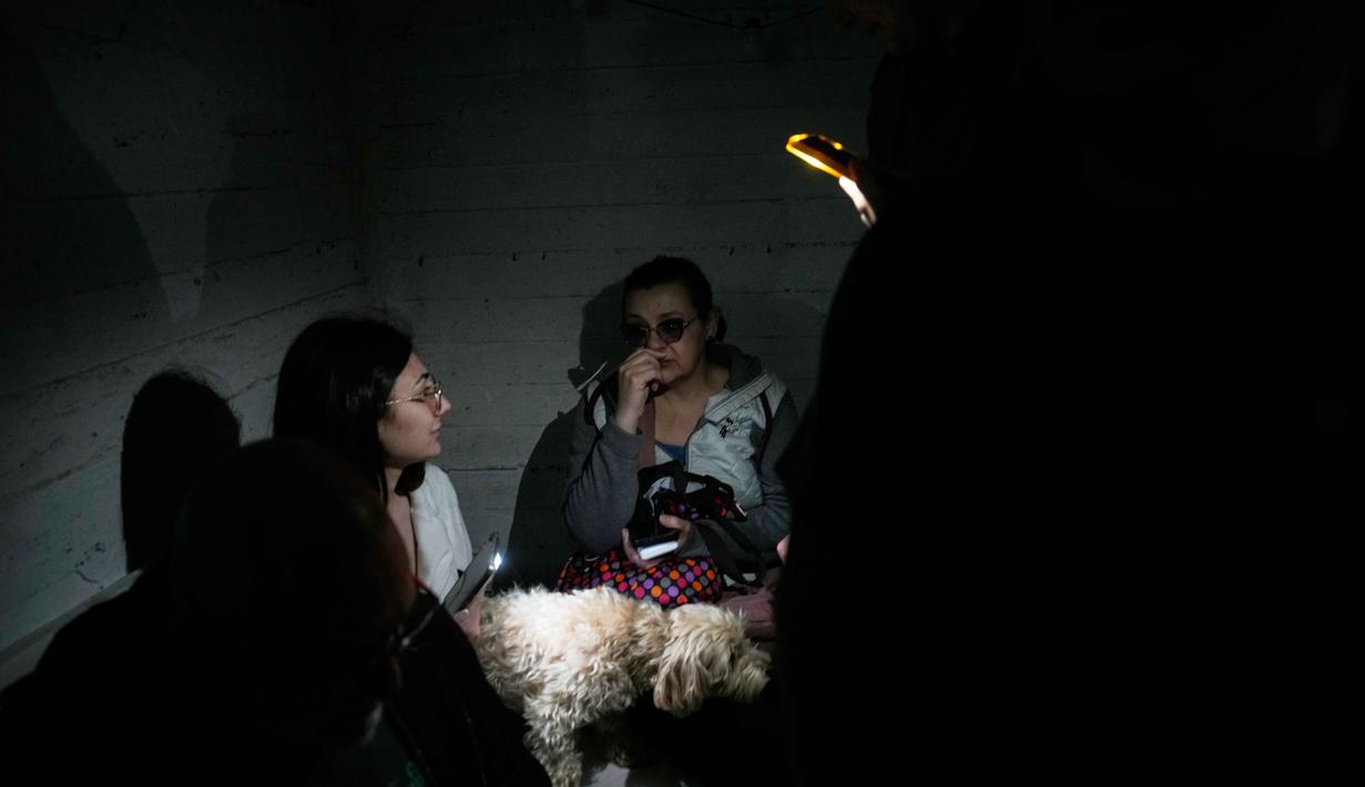 Kepanikan sempat terjadi, sirine peringatan datangnya serangan Iran memicu upaya evakuasi warga ke tempat-tempat perlindungan bawah tanah. Tampak dalam foto, warga berlindung saat sirene serangan udara memperingatkan akan datangnya serangan rudal Iran di Petah Tikva, Israel, Selasa, 31 Maret 2026. (AP Photo/Ohad Zwigenberg)