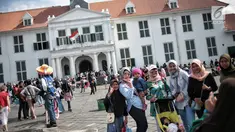 Pengunjung foto bersama di depan Museum Sejarah Kota Tua, Jakarta, Kamis (27/12). Kawasan wisata Kota Tua dipadati wisatawan dari dalam kota maupun luar kota Jakarta selama libur sekolah. (Liputan6.com/Faizal Fanani)