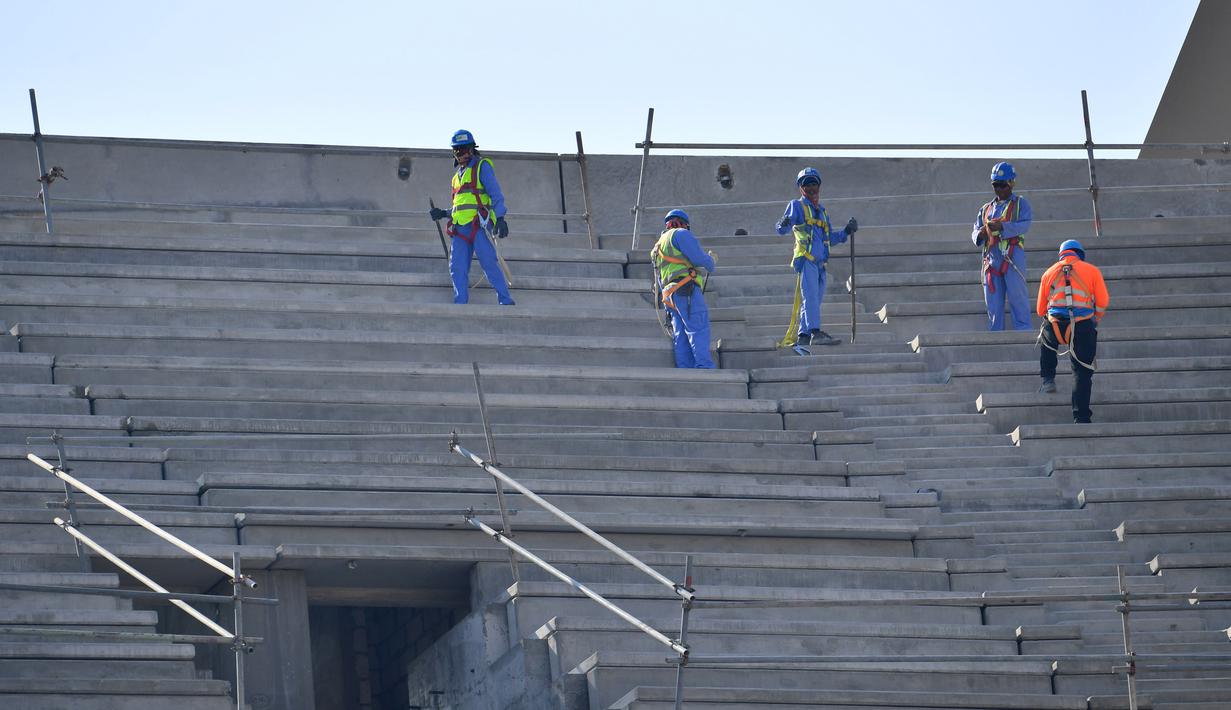Pekerja menyelesaikan pembangunan Stadion Lusail di Qatar, Jumat (20/12). Lusail akan menjadi stadion untyuk partai pembuka dan penutup piala dunia 2022 di Qatar. (AFP/Giuseppe Cacace)
