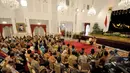 Presiden Joko Widodo (kiri) menyampaikan pidato saat pertemuan dengan pimpinan Bawaslu se-Indonesia di Istana Negara, Jakarta, (24/2/2015). Pertemuan membicarakan permasalahan Bawaslu jelang berlangsungnya Pilkada serentak.  (Liputan6.com/Faizal Fanani)