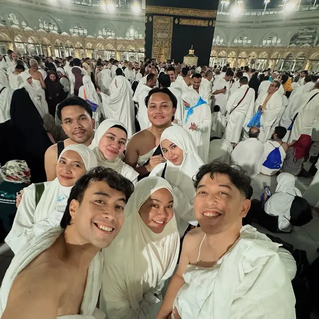 6 Potret Mahalini Umroh Bareng Rizky Febian dan Sahabat, Penampilan Berhijab Bikin Adem