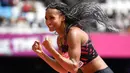 Atlet asal Belgia, Nafissatou Thiam merayakan keberhasilannya melewati palang pada lompat tinggi IAAF World Championships di London Stadium, (5/8/2017). (AFP/Andrej Isakovic)