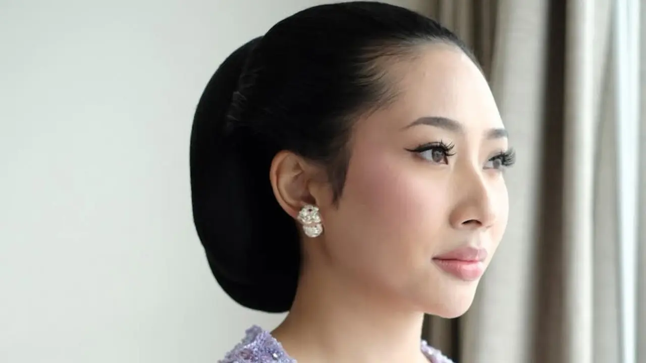 Gayanti Hutami Putri Tommy Soeharto dan Tata Cahyani di Pernikahan sang Kakak, Darma Mangkuluhur. [@louisedaniellaa]