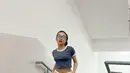 Naura Ayu berpose saat berada di tangga dengan crop top dan celana panjang. Gayanya anak muda banget ya. [instagram/naura.ayu]