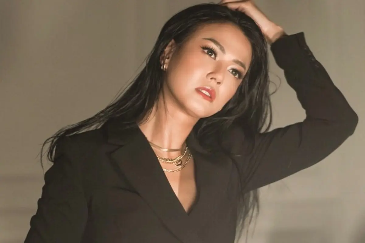 7 Pemotretan Nita Gunanawan dengan Busana Hitam Ini Makin Memesona