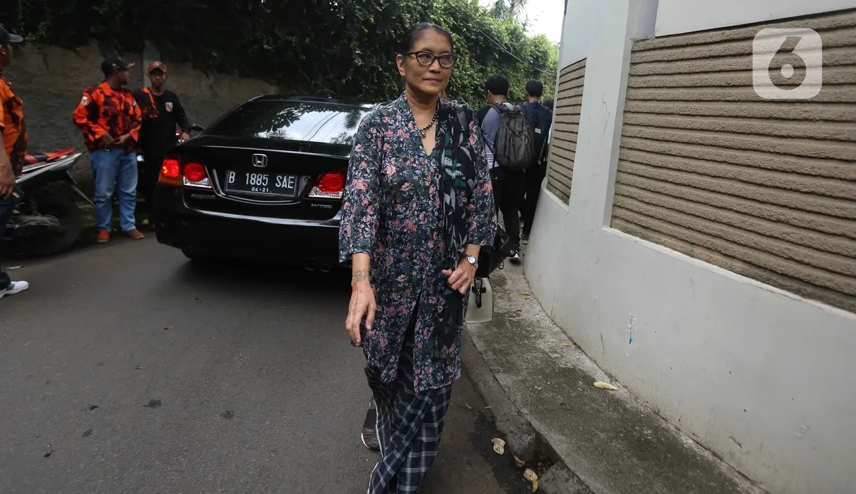Artis Jajang C. Noer tiba melayat  ke rumah duka almarhum Ashraf Sinclair di Pejaten Barat IV, Jakarta, Selasa (18/2/2020). Suami Bunga Citra Lestari, Ashraf Sinclair wafat di usia 40 tahun. (Liputan6.com/Faizal Fanani)