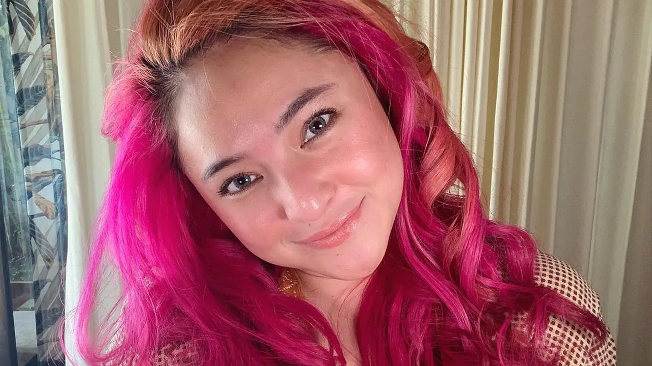 6 Potret Penampilan Baru Marshanda dengan Rambut Pink, Banjir Pujian