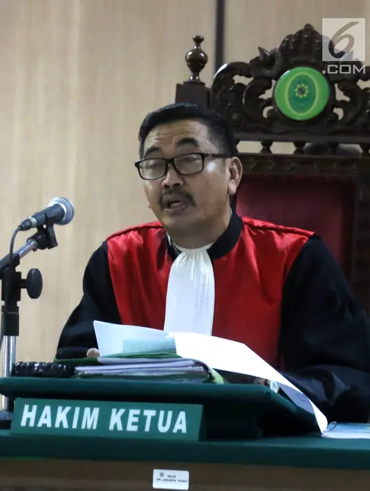 Hakim Sutaji memimpin sidang cerai mantan gubernur DKI Jakarta Basuki Tjahaja Purnama atau Ahok di PN Jakarta Utara, Jakarta, Rabu (4/4). Majelis hakim PN Jakarta Utara resmi mengabulkan gugatan cerai Ahok kepada Veronica Tan. (Liputan6.com/Arya Manggala)